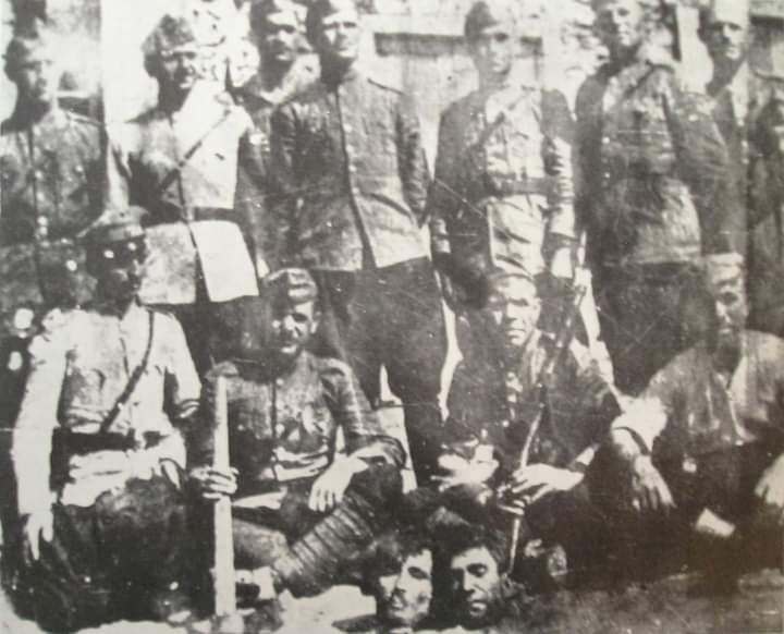 1942_Бугарски војници со отсечени глави на македонски партизани