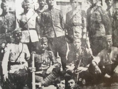 1942_Бугарски војници со отсечени глави на македонски партизани